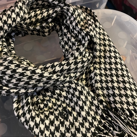 NWOT CHAPS SCARF - Picture 4 of 7